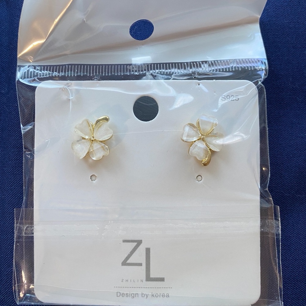 Four leaf flower stud earrings